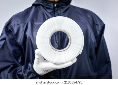 worker keep foam masking type in hand