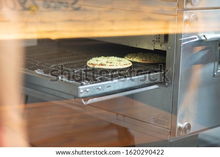 Worker making pizza in the restuarant