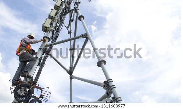man climbing salesforce tower