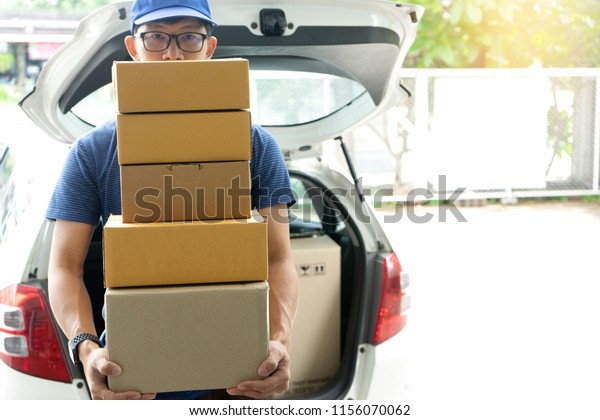 worker man\
delivery the boxs to  home or\
office