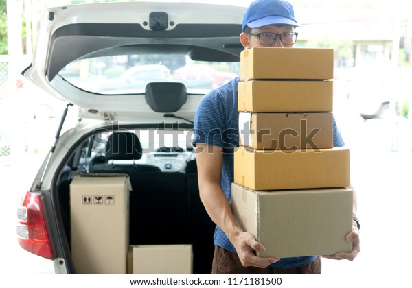worker man\
delivery the boxs to  home or\
office