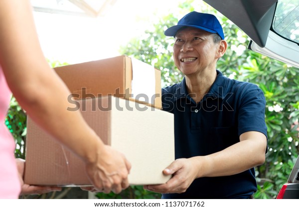 worker man\
delivery the boxs to woman home or office\
