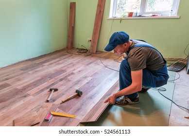 worker (master) install the laminate floor