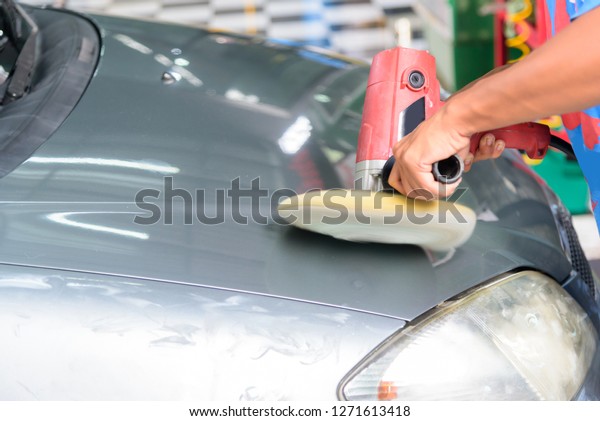 Worker polish the\
car by Car polishing\
machine