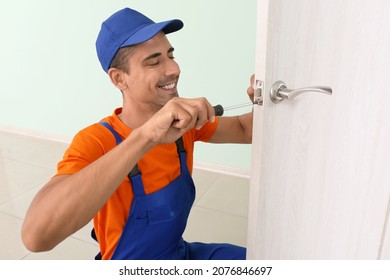 1,175 Man checking house door Images, Stock Photos & Vectors | Shutterstock