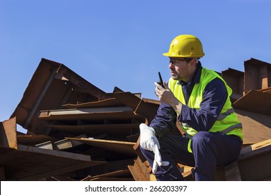 Worker use walkie 