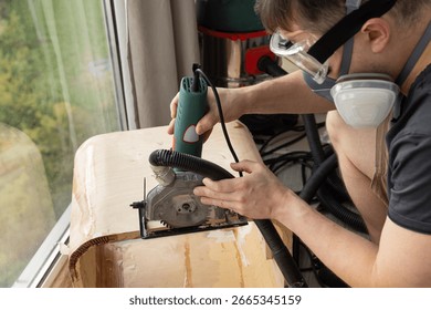 Trabajador que utiliza la sierra circular del PDA en tablero de madera adentro.