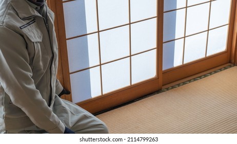 A worker who adjusts the shoji screen.Japanese-style paper sliding doors.