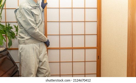 A worker who adjusts the shoji screen.Japanese-style paper sliding doors.