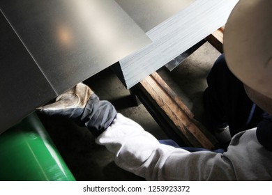 worker working in metal cutting 