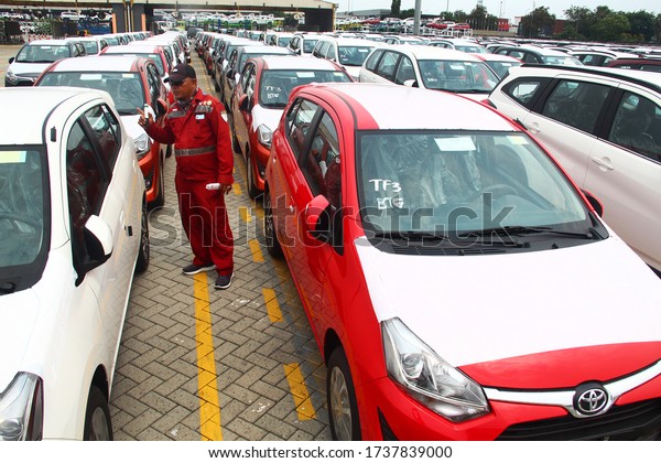 workers check cars ready for export in the\
Tanjung Priok area, Jakarta, 4 November\
2019