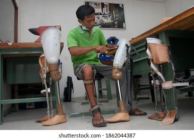 workers with disabilities working on making prosthetic limbs in the area of ​​the village of Kesiman Kertalangu, Denpasar, Bali, June 21, 2016