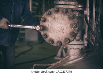 Arbeiter Hand-Holmaschine Spannmutter, Der Mechaniker repariert die Maschine in der Fabrik, Wartung Mann Bolzen Drehmoment in der industriellen Anlage