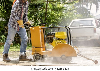 Workers use Road Cutters Engine benzen