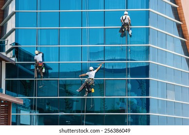 workers washing windows of the modern skyscraper building