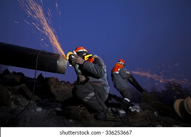 Arbeitnehmer, die am Bau der Pipeline arbeiten