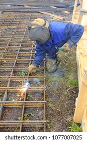 Working electric locks welds the reinforcement for the foundation