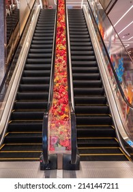 Working escalators in the mall（Translation:No Climbing）