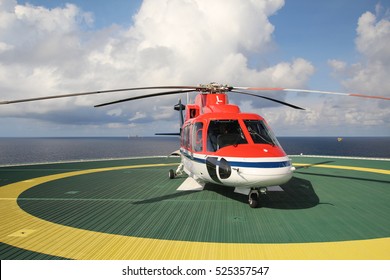 544 Helicopter landing on helideck Images, Stock Photos & Vectors ...