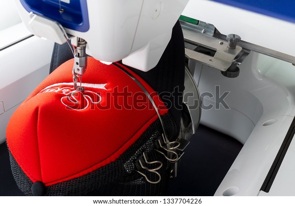 赤と黒のスポーツキャップに作業用白の刺しゅうミシンのロゴを刺しゅう、接写写真素材1337704226 | Shutterstock