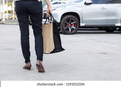 Working Woman Carry Simple Flax Eco Bag Walking On Street With Car In Back, Plastic Free Concept.