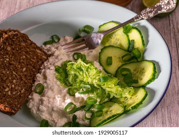 Workout Meal With Low Fat Cottage Cheese, Wholmeal Bread And Cucumbers Served On A Plate 