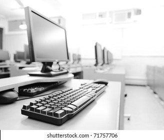 workplace room with computers स्टॉक फोटो