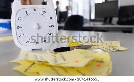Workshop timer with sticky notes and a pen