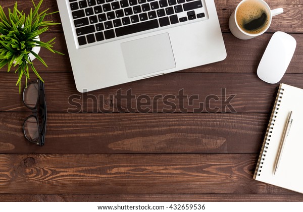 Üstten görünümde çalışma alanı ahşap masa Stok Fotoğrafı (Şimdi Düzenle