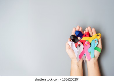 Día mundial del cáncer (4 de febrero). cintas coloridas de sensibilización; azul, rojo, verde, negro, gris, blanco, rosa y amarillo para apoyar a las personas que viven y están enfermas. Salud y concepto médico