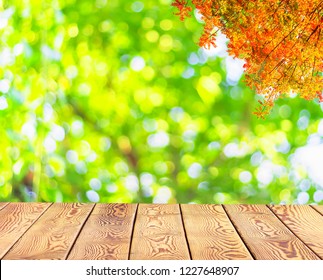 自然背景和桌木产品展示模板 空木桌子和麻袋桌布在公园模糊绿树上 花园户外与散景浅色背景 的类似图片 库存照片和矢量图