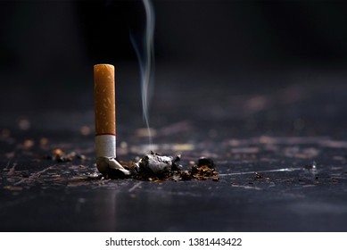Концепция Всемирного дня без табака Прекратите курить. Окурки табака на полу