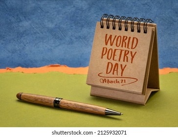 Día Mundial de la Poesía, 21 de marzo - escritura a mano en un pequeño calendario de escritorio contra el paisaje abstracto del papel, recordatorio de un evento cultural