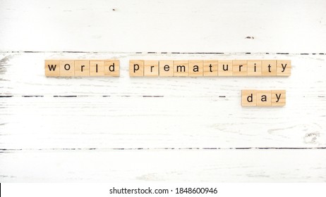 Weltreifentag.Wörter aus hölzernen Würfeln mit Buchstabenfoto