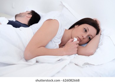 Beunruhigte und langweilige Liebhaber nach einem Kampf im Bett liegen