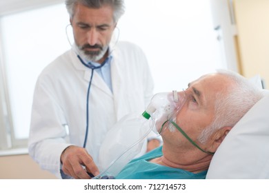 worried doctor holding oxygen mask in hospital room - Shutterstock ID 712714573