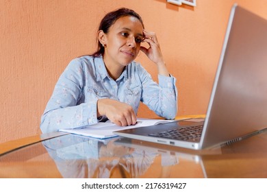 Worried Hispanic Mother In Front Of The Computer - Hispanic Woman Learning Online - Difficult Tasks Online