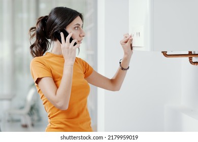 Mujer preocupada al llamar a un servicio de desintegración de calderas en casa, su caldera no está funcionando