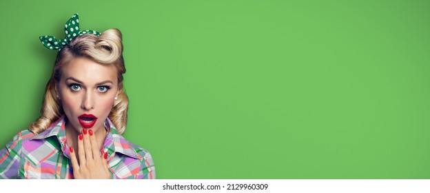 WOW! AWE! OMG! Unbelievable News! Excited Surprised Blond Woman. Astonished Pin Up Girl With Open Mouth. Retro And Vintage Concept Picture. Green Color Background. Copy Space For Advertise Text. 