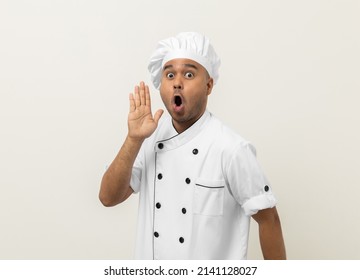 Cara emocionada joven apuesto chef asiático uniformado con esa cámara que se ve aislada. Cocinando al hombre indio El chef de la ocupación People in the cocina restaurant and hotel.