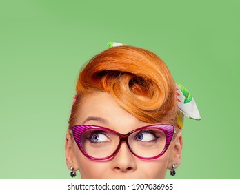 Donnerwetter, schau hier beiseite. Nahaufnahme junge Frau mit rotem Kopf ziemlich erstaunt Pinup-Mädchen überrascht schockiert, die Blick auf die Seite Retro-Vintage 50s Frisur auf grüne Wand. Cute-Gesichtsausdruck