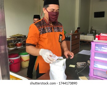 Wrap Up Padang Rice For Customers : Medan,North Sumatra/Indonesia - May 29,2020