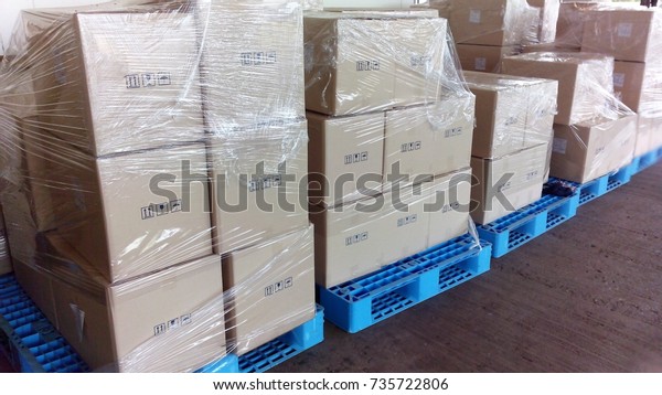 Envolver Pelicula De Plastico En Caja Foto De Stock Editar Ahora