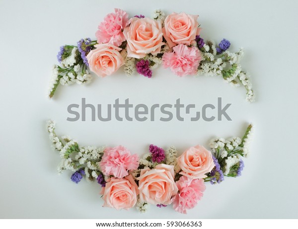 Blumenkranz Auf Weissem Hintergrund Flat Lay Stockfoto Jetzt Bearbeiten