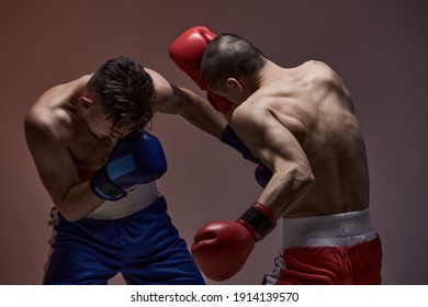 Lucha contra dos hombres luchadores, boxeadores durante la batalla, knockout, artes marciales, concepto de lucha mixta