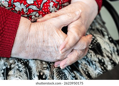 Сложенные морщинистые руки 86-летней бабушки, сидящей в доме для инвалидов в Тьенене, Фламандский Брабант, Бельгия, 16 февраля 2025 года. Модель выпущена