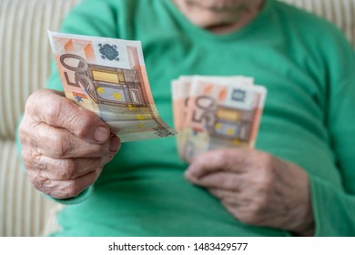 Wrinkled Hand Senior Woman Holding Euro Stock Photo 1483429577 ...
