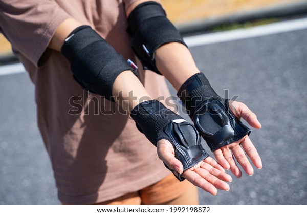 wrist guard\
elbow pads for safety,protective\
pads