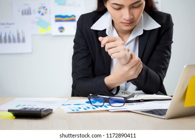 Wrist pain office woman Use a computer mouse for a long time. The hour too