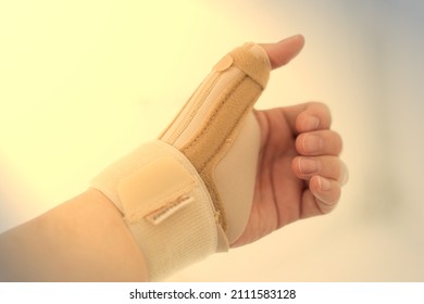 wrist and thumb of hnad splint  with wrist support for de quervain tenosynovitis and carpal tunnel syndrome